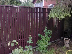 Забор из евроштакетника с бетонированием столбов 28 метров фото в Калининеце