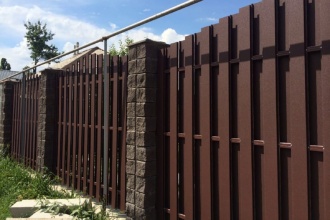 Забор из евроштакетника с кирпичными столбами 25 метров фото в Калининеце