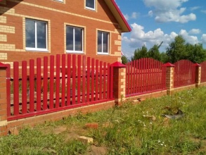 Забор из евроштакетника с кирпичными столбами 18 метров фото цена за метр под ключ