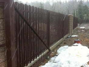 Забор из евроштакетника в шахматном порядке 122 метра фото в Калининеце