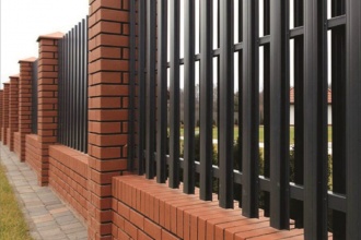 Забор из евроштакетника с кирпичными столбами 20 соток фото в Калининеце