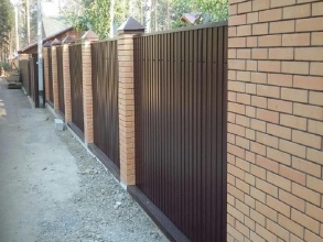 Забор из профнастила с кирпичными столбами 72 метра фото в Калининеце