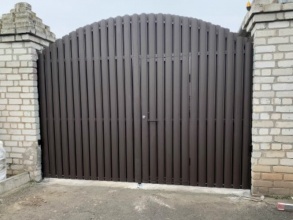 Ворота распашные из евроштакетника - пример 2 фото в Калининеце