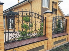 Кирпичный забор с ковкой 6 соток фото с установкой