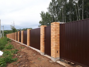 Кирпичный забор на ленточном фундаменте 12 метров фото в Калининеце