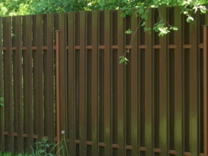 Забор из евроштакетника с бетонированием столбов 12 метров фото в Калининеце