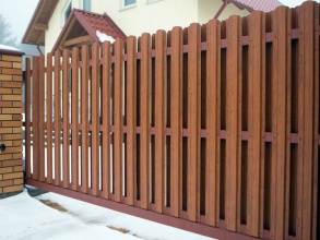 Забор из евроштакетника с кирпичными столбами 200 метров фото в Калининеце