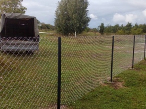 Забор из сетки рабицы в натяг 12 метров фото в Калининеце