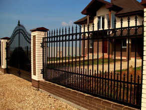 Сварные заборы с кирпичными столбами 12 метров фото в Калининеце