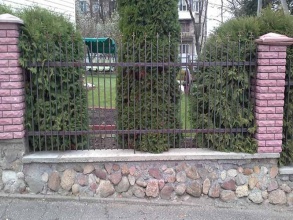 Сварные заборы с кирпичными столбами 80 метров фото в Калининеце