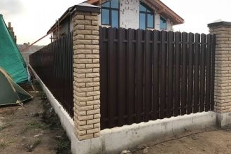 Забор из евроштакетника с кирпичными столбами 300 метров фото цена за метр