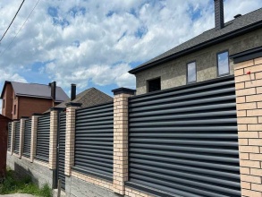 Забор жалюзи 70 метров фото в Калининеце