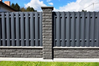 Забор из евроштакетника в шахматном порядке 70 метров фото с установкой