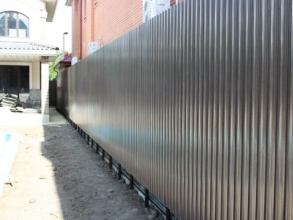 Забор из евроштакетника на ленточном фундаменте 57 метров фото в Калининеце