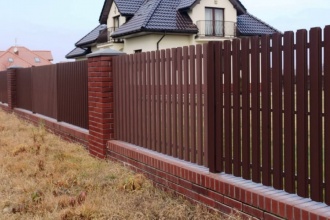 Забор из евроштакетника с кирпичными столбами 8 соток фото в Калининеце