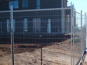 Забор на строительную площадку 70 метров фото в Калининеце