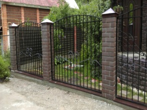 Сварные заборы с кирпичными столбами 40 метров фото стоимость под ключ