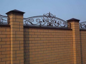 Кирпичный забор с ковкой  40 метров фото стоимость под ключ